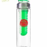 Botella de agua con difusor de fruta. Color verde