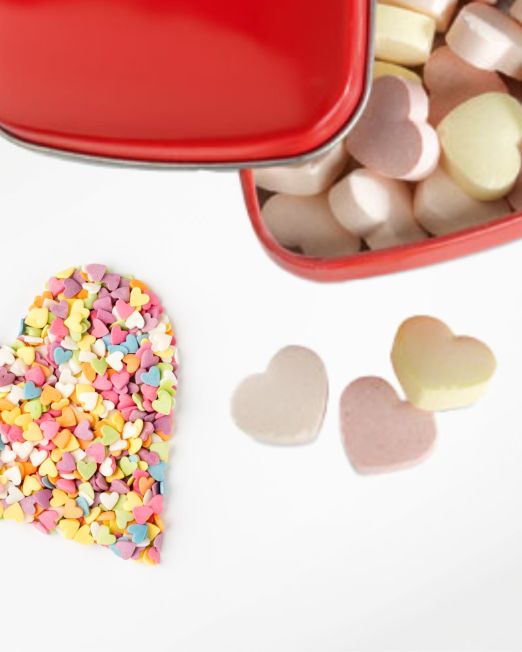 Caja de caramelos metalica con forma de corazon personalizable detalle