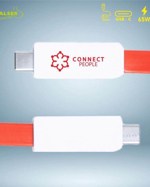 Llavero USB C cargador con conexión PD 65W de entrada y salida, es apto para transferir datos. Magnético, se acopla en el llavero juntando las dos bases blancas. Presentado en bolsa de papel reciclado. De reducidas dimensiones, se puede llevar en cualquier sitio. Color del cable: Azul, Blanco, Negro y Rojo. Personalizable en tampografía hasta 4 colores.
